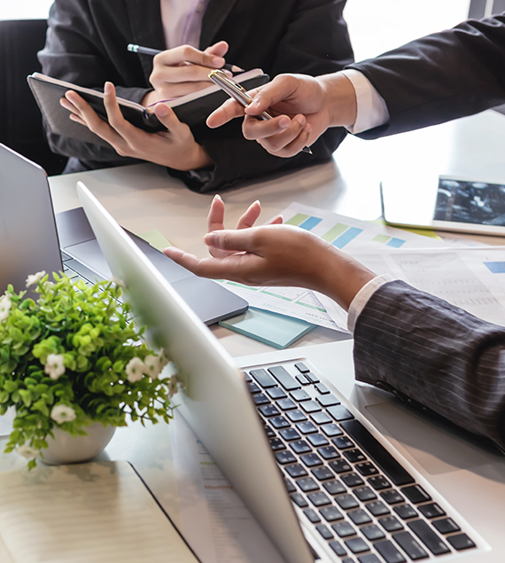 Profesionales de RunRun Consulting en reunión de trabajo
